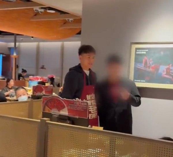 李昊火锅店被“捕获”!合影+自曝小料配方,球迷:这菜单我背走了