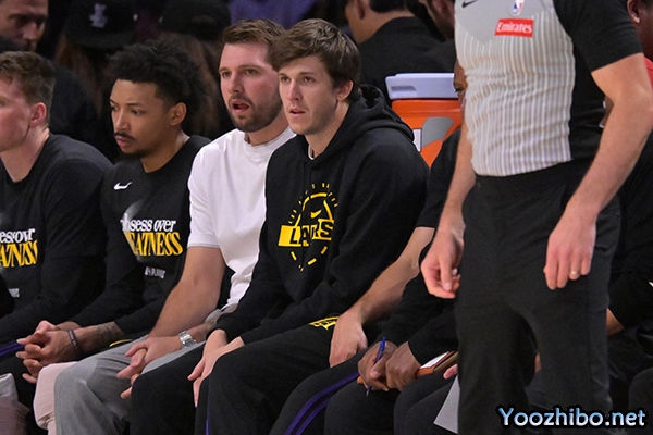 NBA季后赛G4:湖人客场第三节落后20+,自媒体急呼里夫斯G5复出