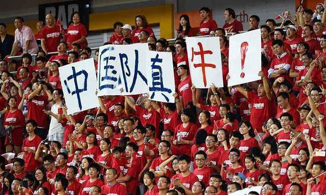 而在中国队身后有着无数的中国球迷助力,加油