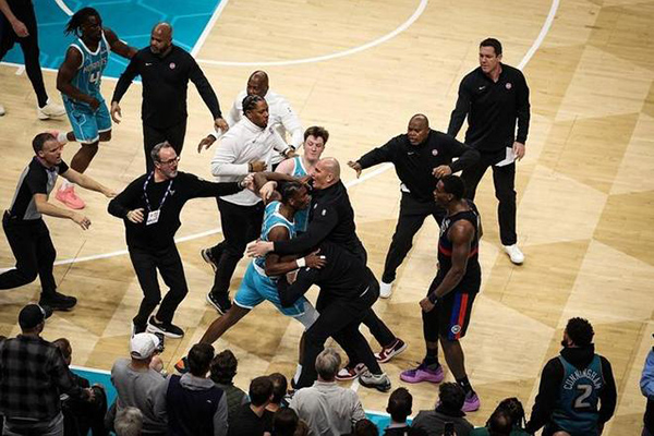 重磅重罚!NBA活塞黄蜂斗殴禁赛4人,损失近200万美元
