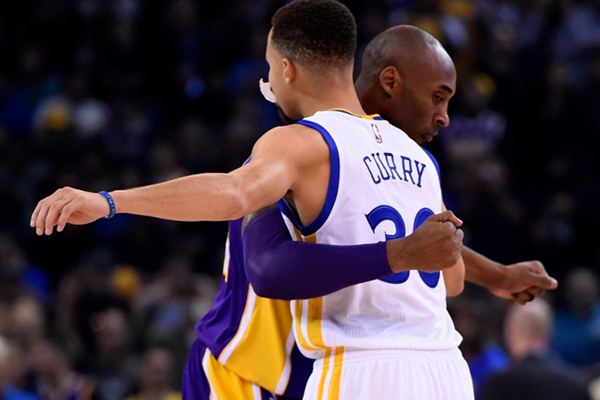 库里:节目中曝新书记载两段往事,从季前赛 “NBA 初体验” 到后背轻拍的认可
